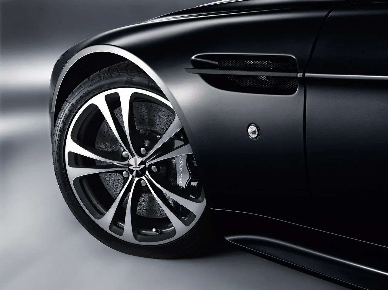 aston-martin-carbon-black-dbs-and-v12-vantage-caliper