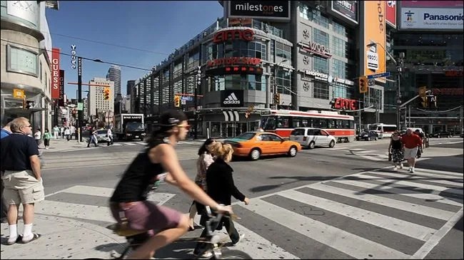 toronto_yonge-dundas_01_