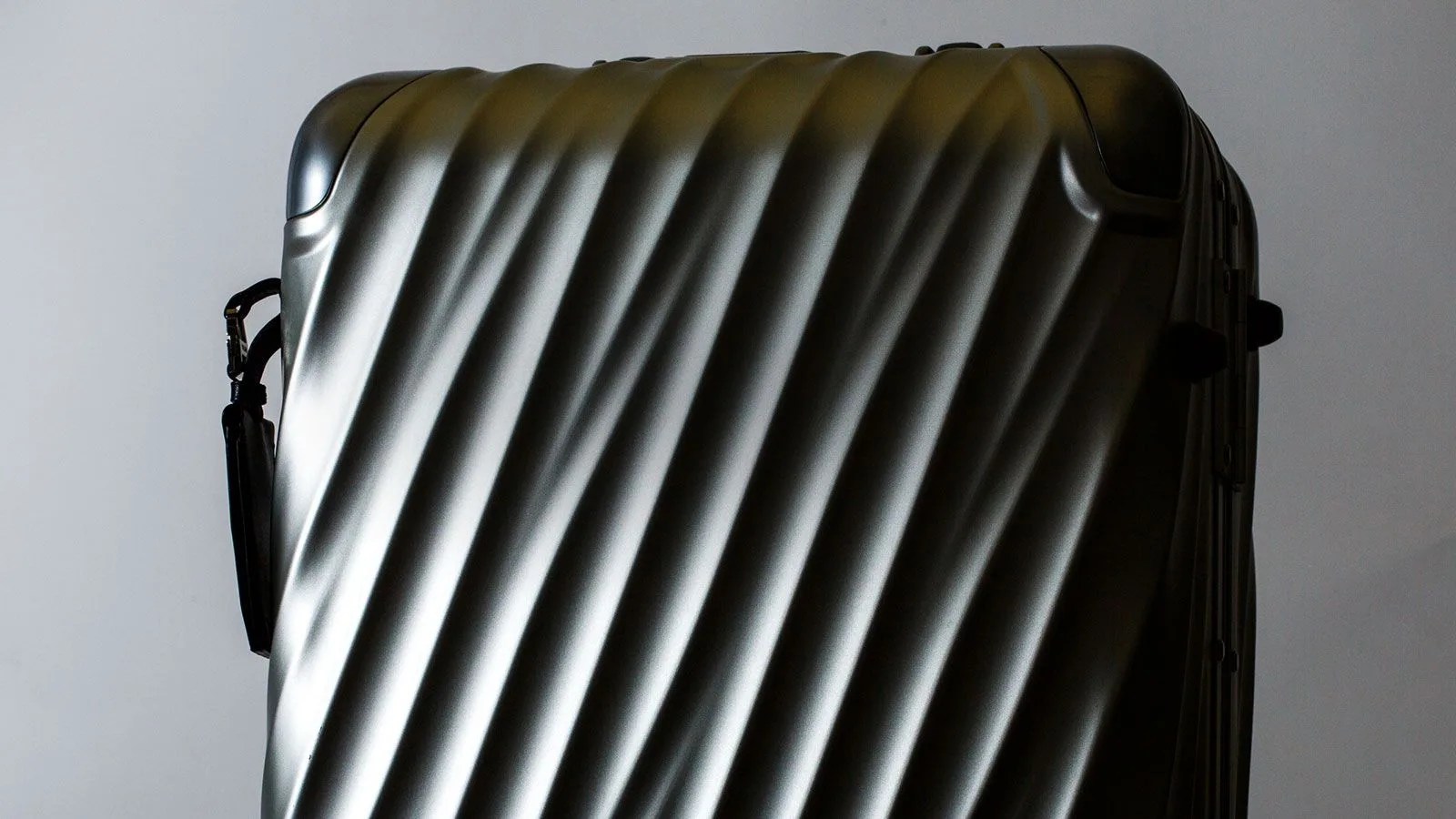 tumi-19-degree-gear-patrol-center-white