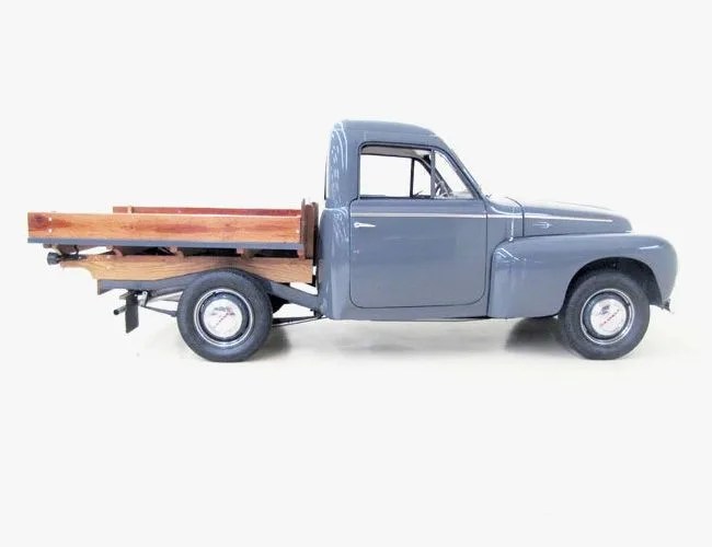 classic-volvos-gear-patrol-pickup