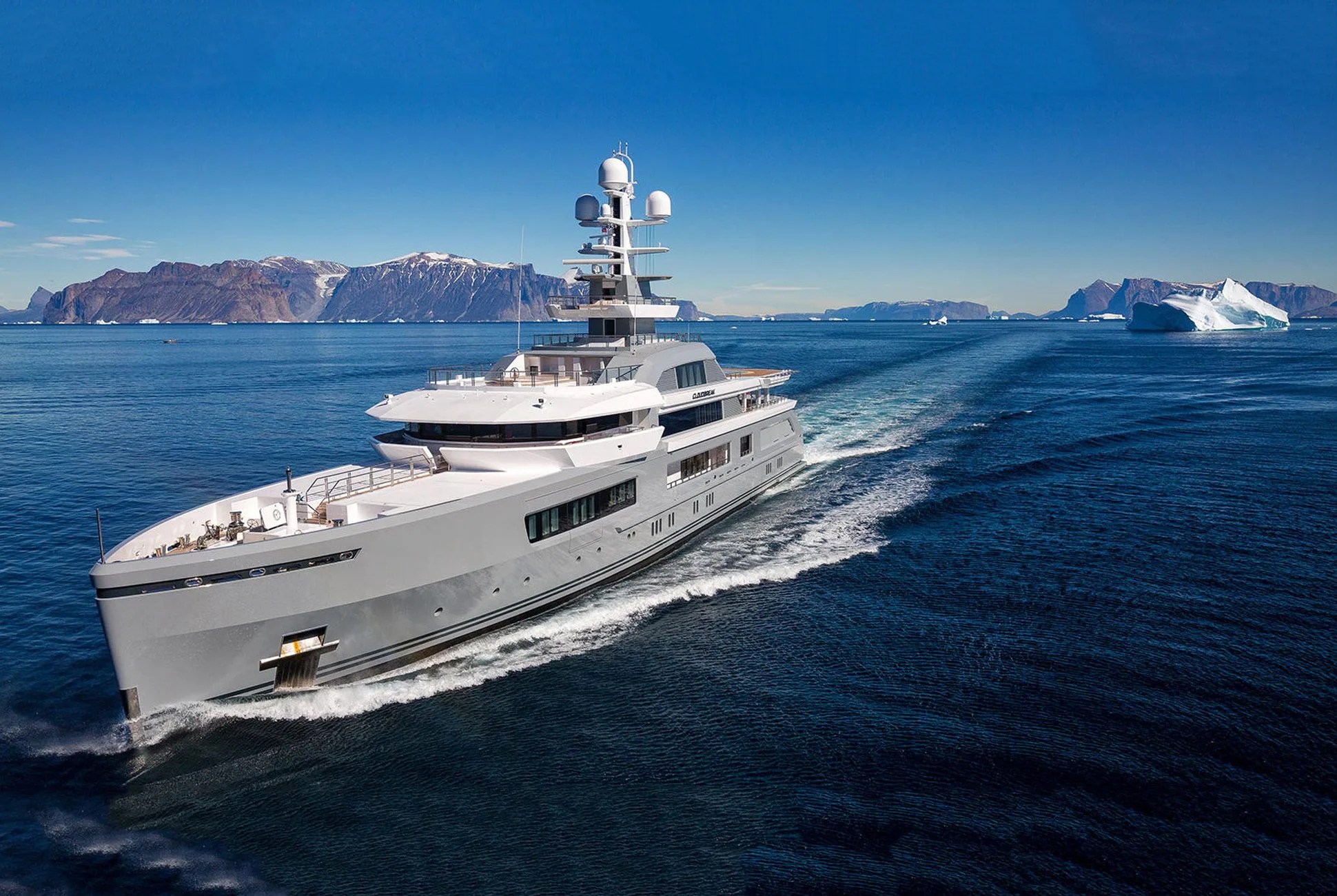 18-Winners-Yacht-2017-Gear-Patrol-Full-Lead