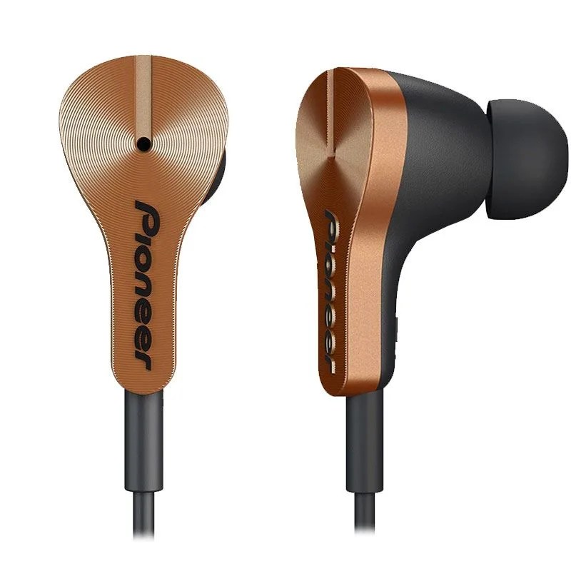 Refresh–8-Great-Lightning-Headphones-for-iPhone-Owners-Who-Hate-Dongles-Gear-Patrol-2-4