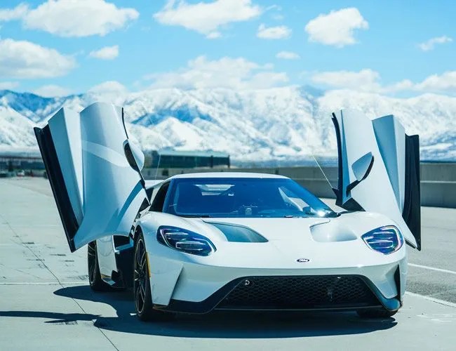 5-Cars-Biggest-Pricetags-gear-patrol-ford-gt.jpg