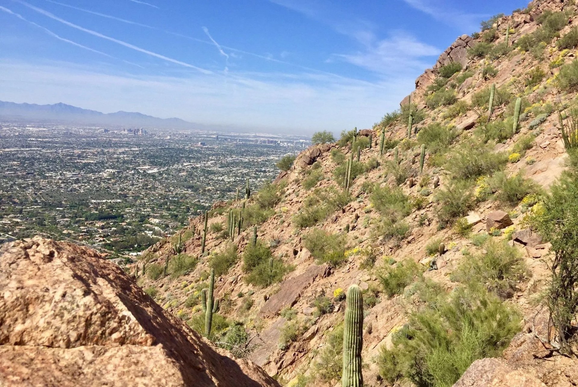 Favorite-Day-Hikes-gear-patrol-camelback-arizona