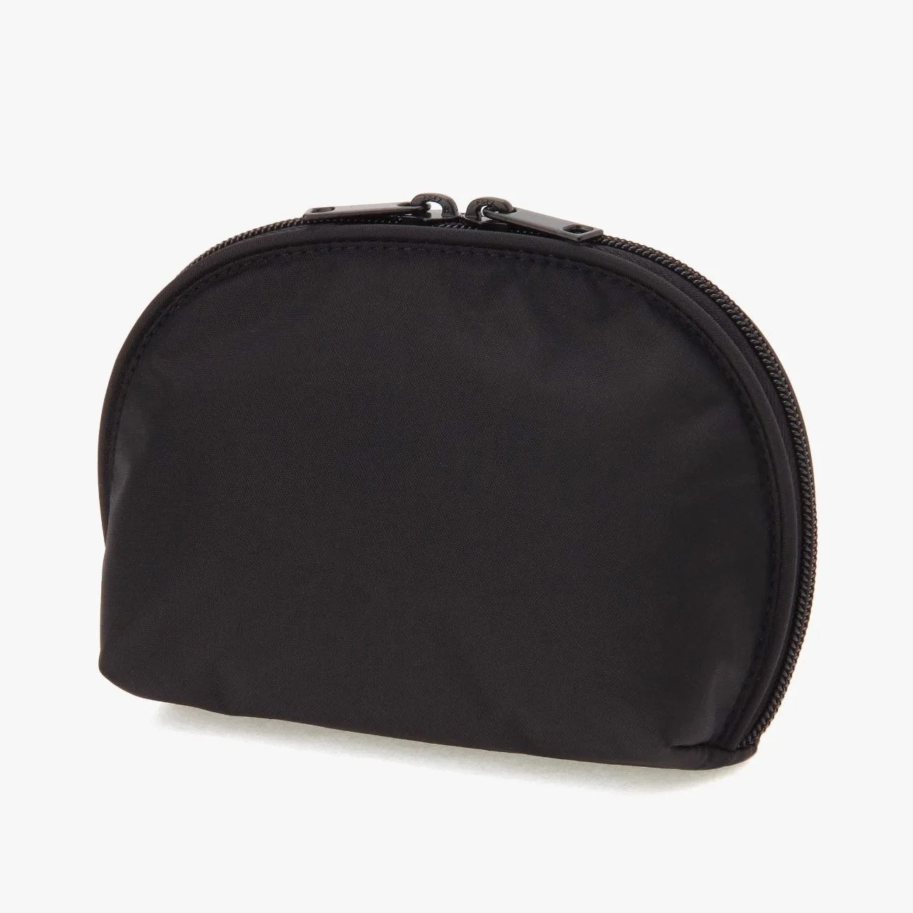 Staff-Picks-Ben-Bowers-gear-patrol-NYLON-MAKEUP-POUCH-ROUND