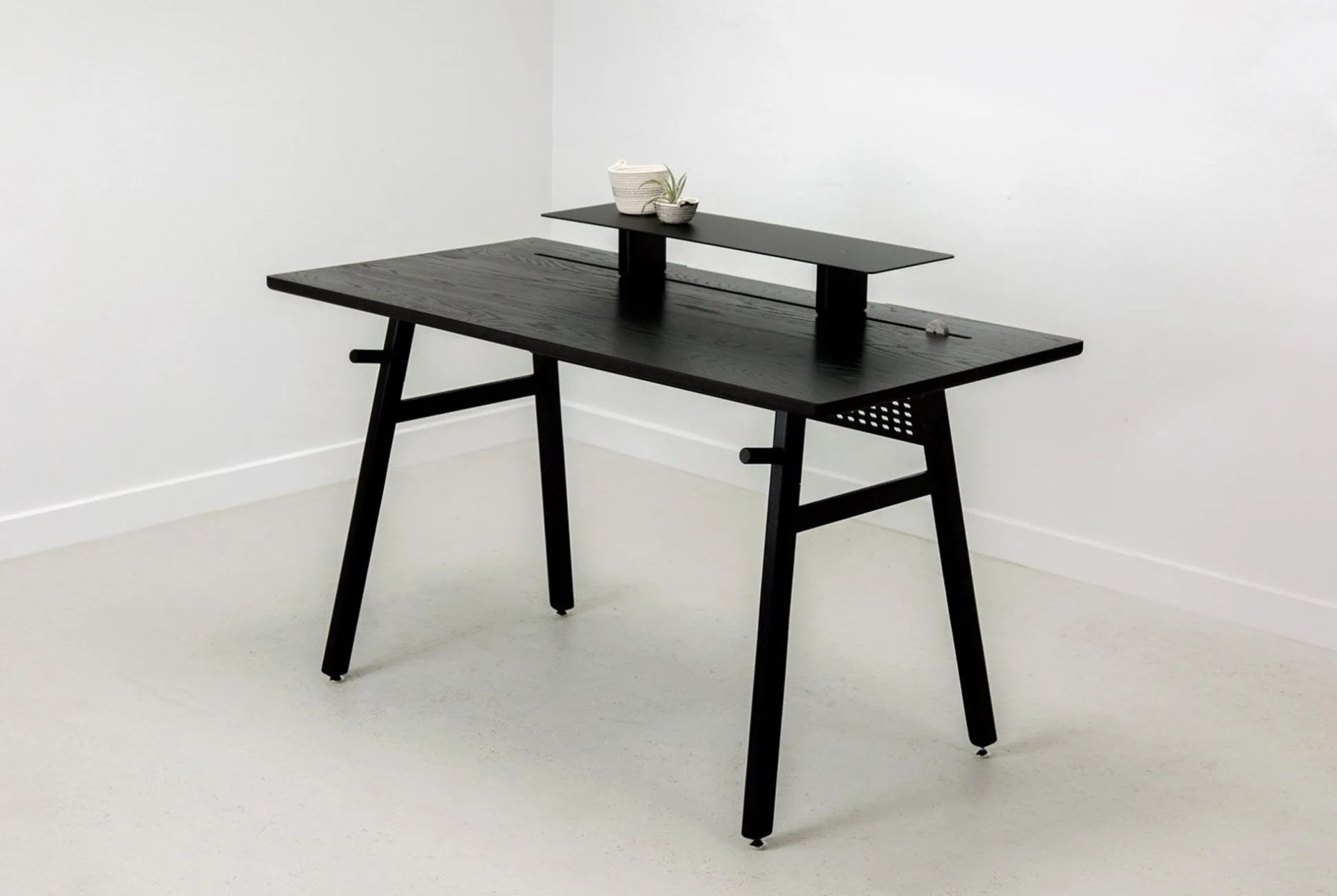 TIG-gear-patrol-Artifox-DESK-BLACK-EDITION