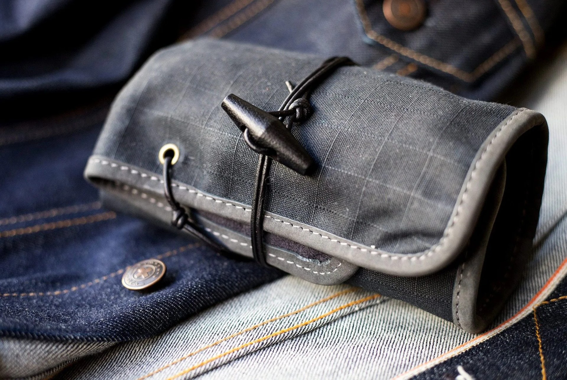 TIG-gear-patrol-WATCH-ROLL—BLACK-GRID-WAX