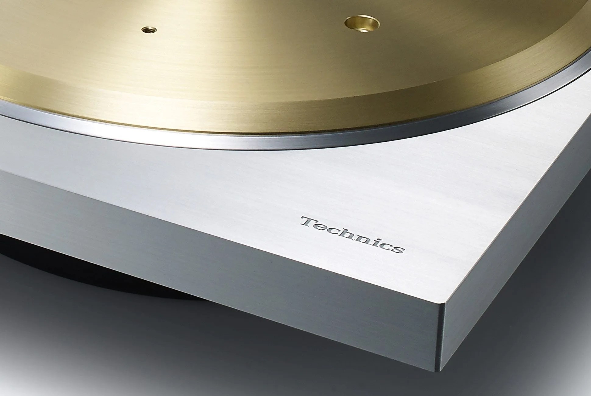 CES-Day-3-gear-patrol-Technics-SP-10R-full-lead-2