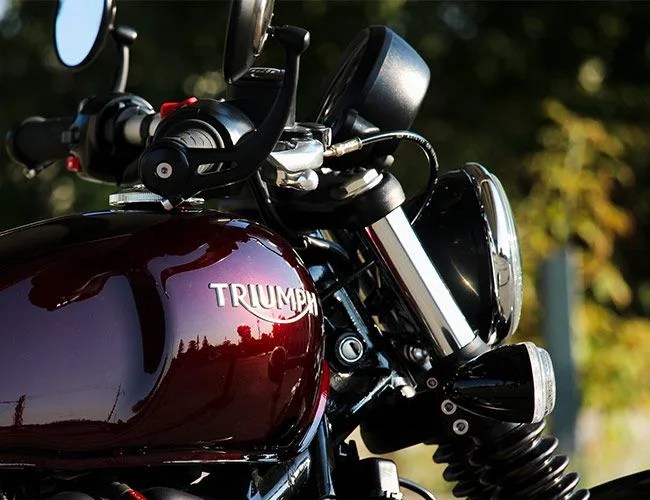Triumph-Bobber-gear-patrol-full-featured