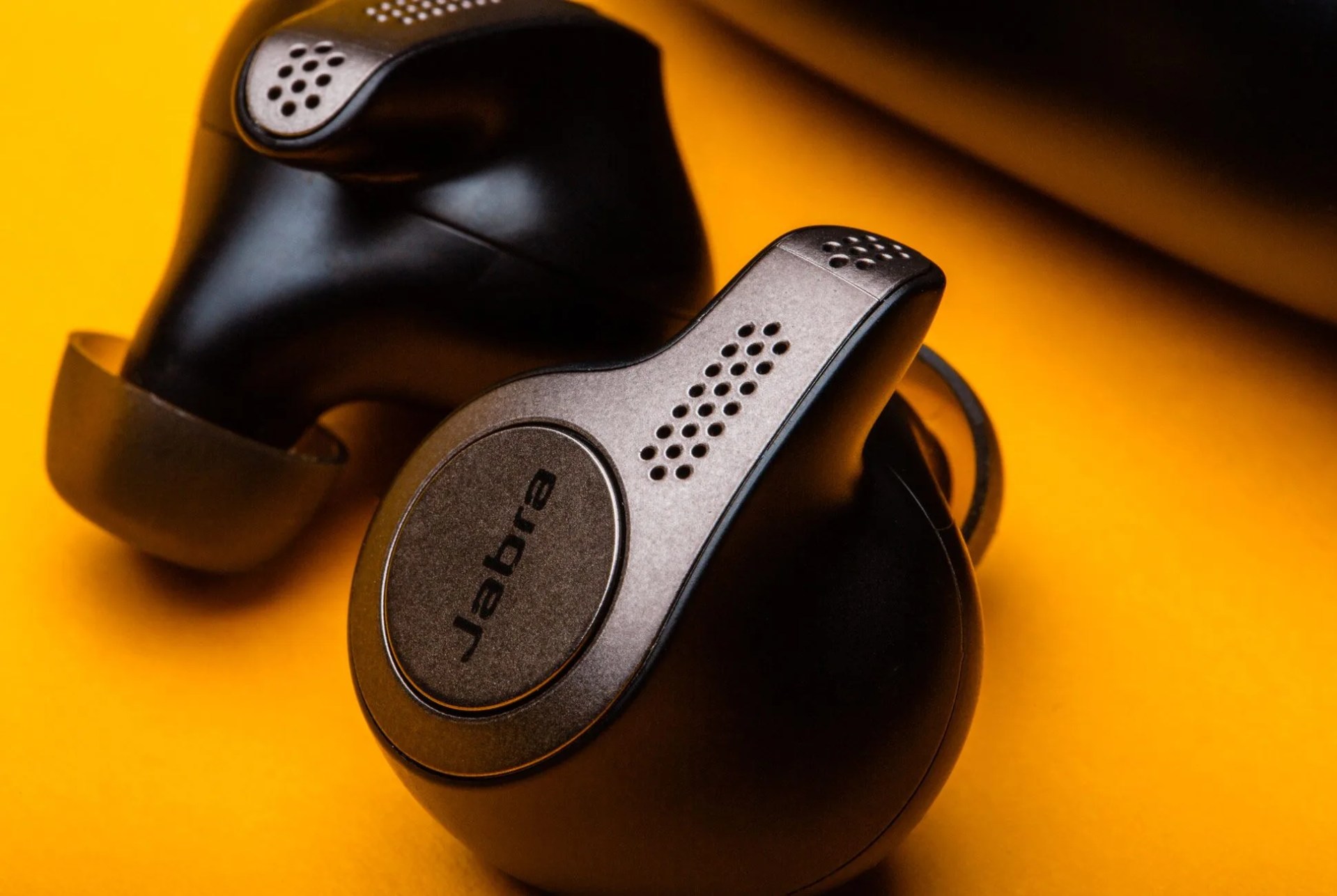 jabra elite 65t gear patrol ambiance