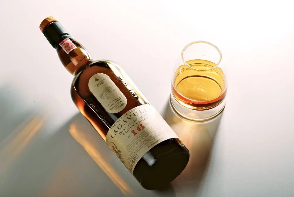 Lagavulin-16-year-gear-patrol