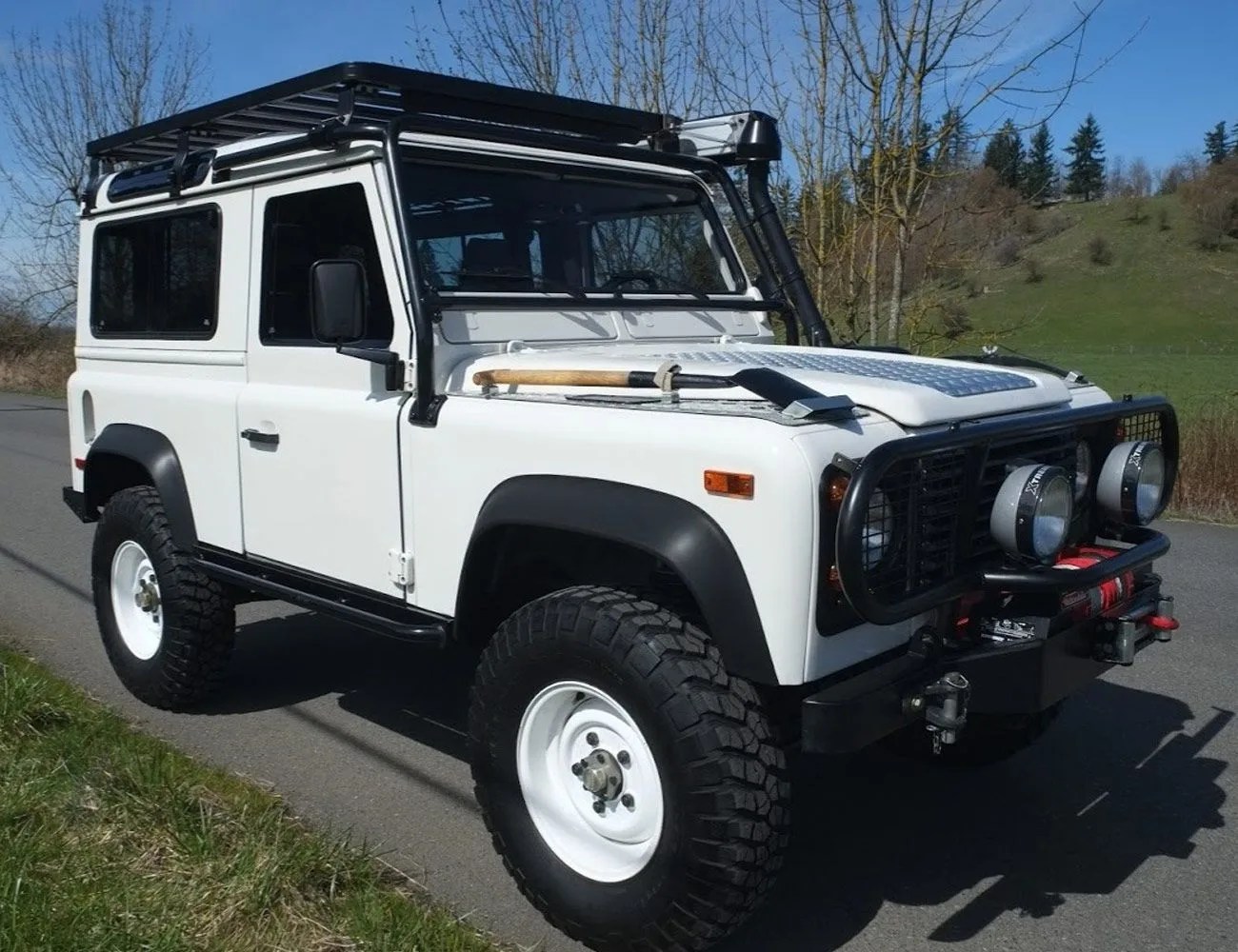 Found-5-Low-Mileage-Off-Roaders-gear-patrol-1995-Land-Rover-Defender-90-NAS