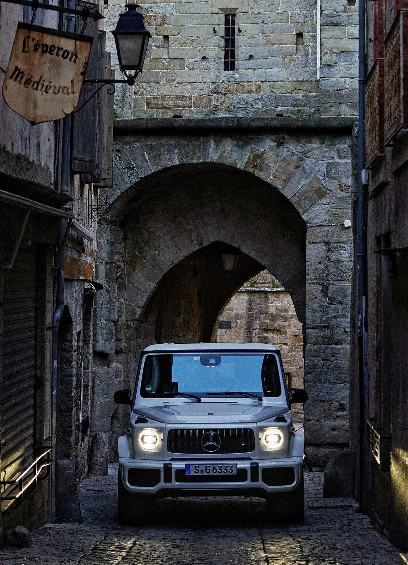 2018-Mercedes-Benz-G-Class-Review-gear-patrol-ambiance