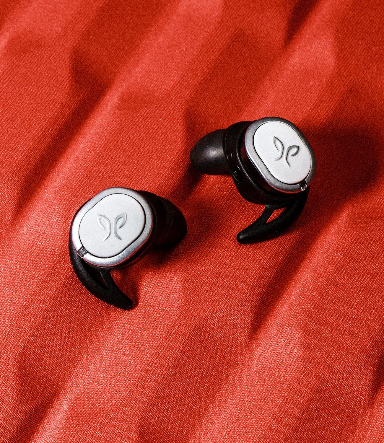 Jaybird-Run-Headphone-Review-gear-patrol-ambiance-2