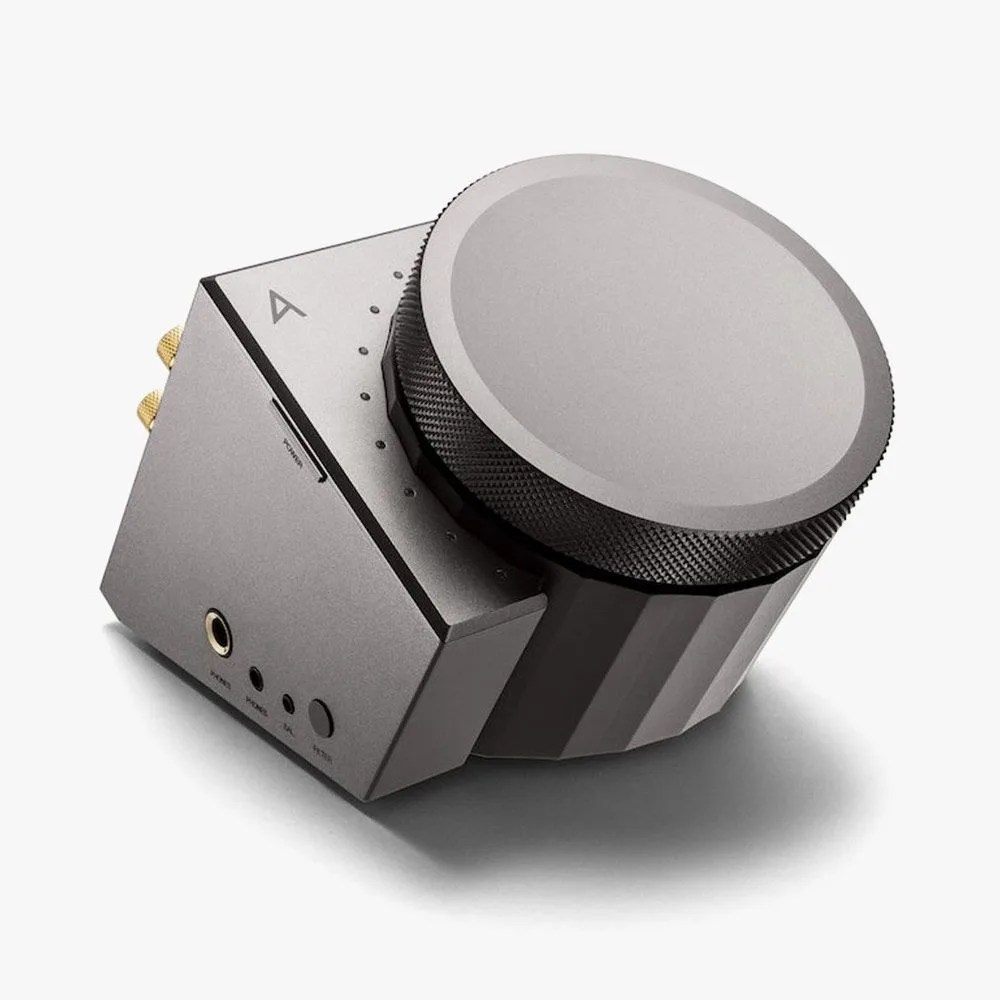 FDGG-gear-patrol-techie-Astell-and-Kern-ACRO-L1000-Desktop-Headphone-Amplifier