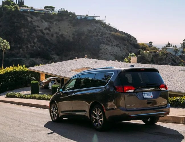 chrysler-pacifica-gear-patrol-featured