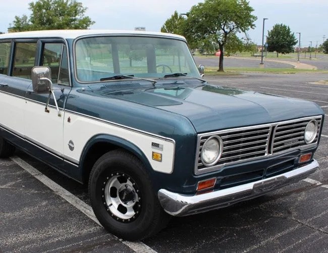 1973-International-Harvester-Travelall-gear-patrol-full-featured