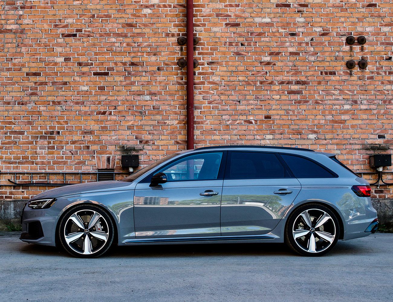 Audi-RS4-Avant-Review-gear-patrol-ambiance