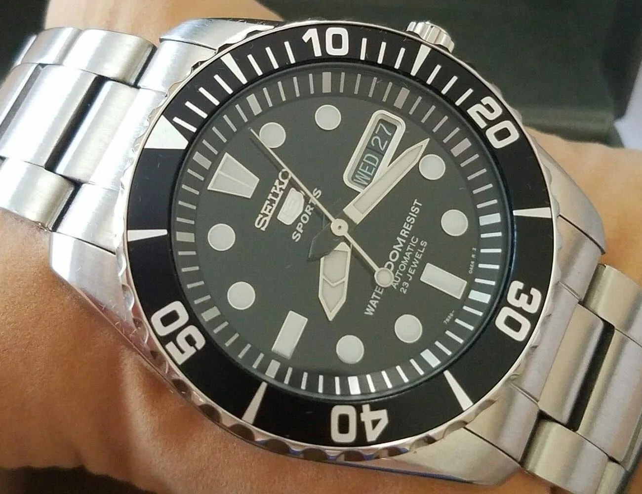 7-Vintage-and-Pre-Owned-Watches-gear-patrol-Seiko-5-SNZF17J1