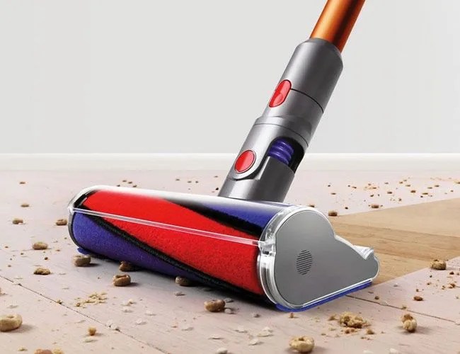 Dysons-Cyclone-V10-gear-patrol-full-featured