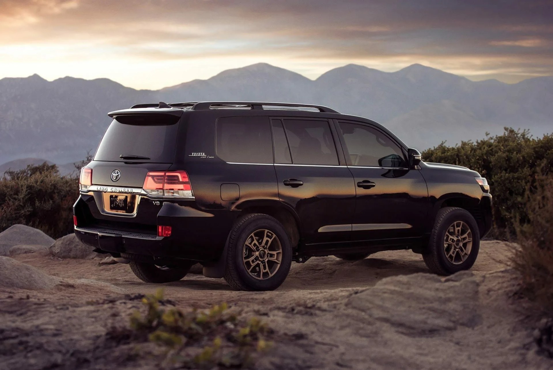 2020-Land-Cruiser-Heritage-Edition-gear-patrol-slide-06