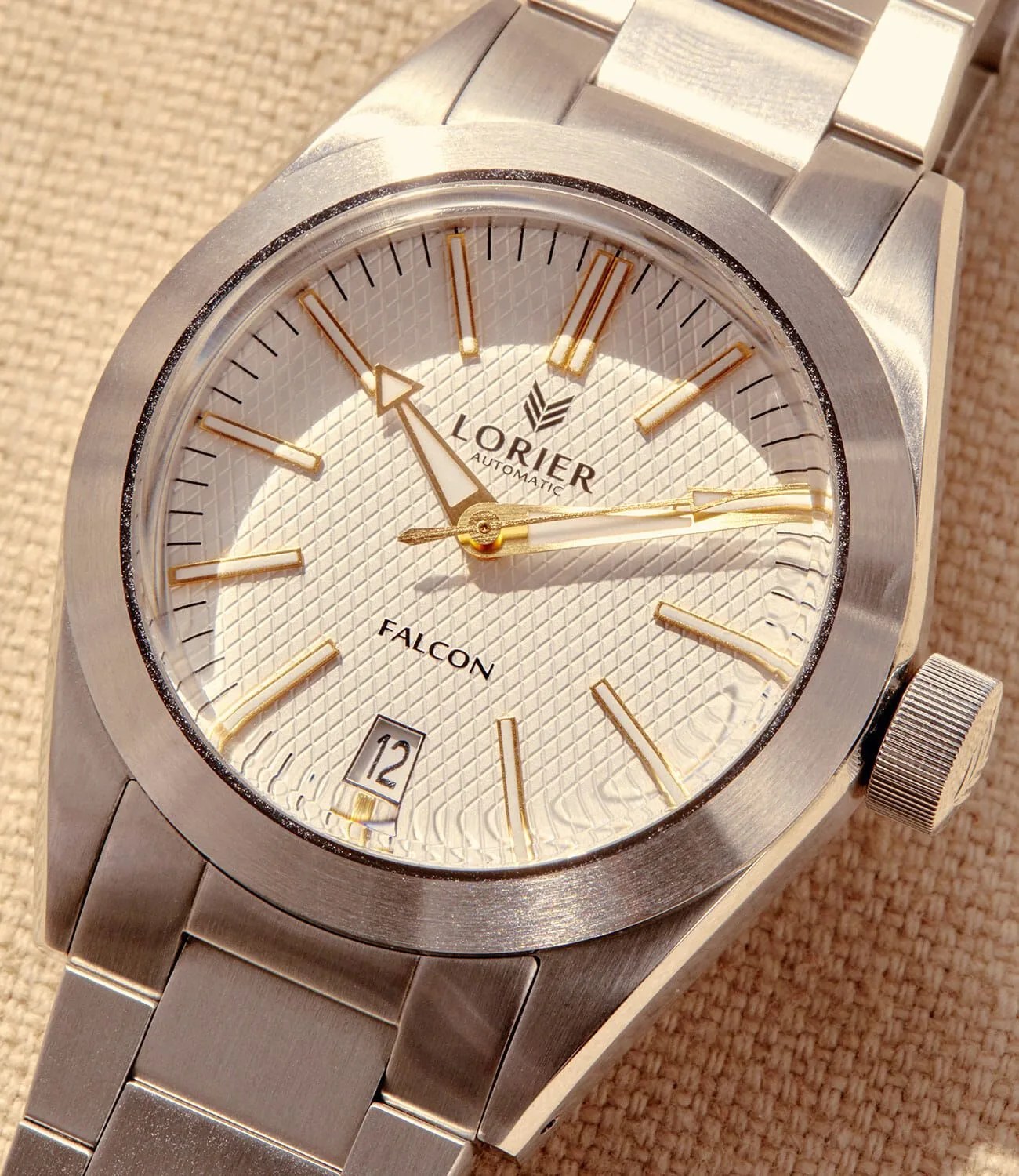 Lorier-Watch-Profile-gear-patrol-ambiance-2