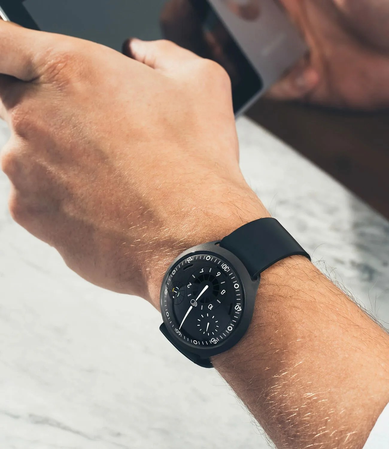 Explaining-the-Ressence-Type-2-e-Crown-gear-patrol-ambience-4