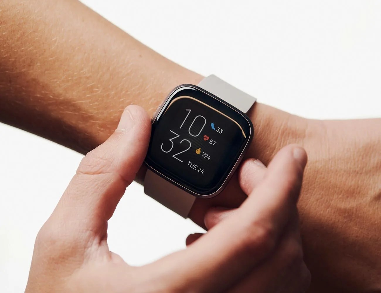 Fitbit-Versa-Gear-Patrol-Ambiance-2