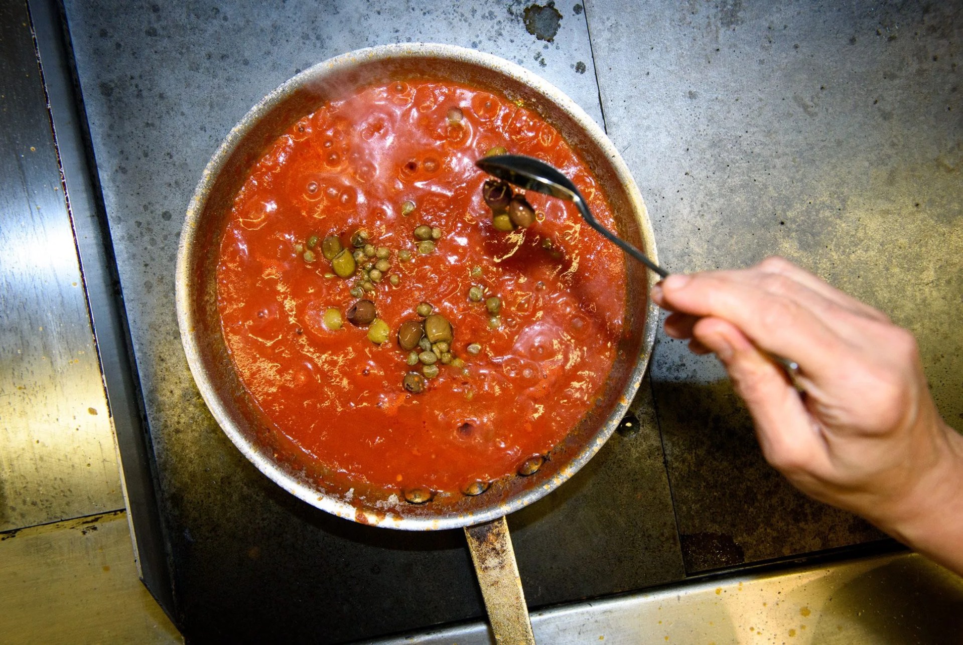 Tomato-Sauce-Doctor-Gear-Patrol-Ambiance