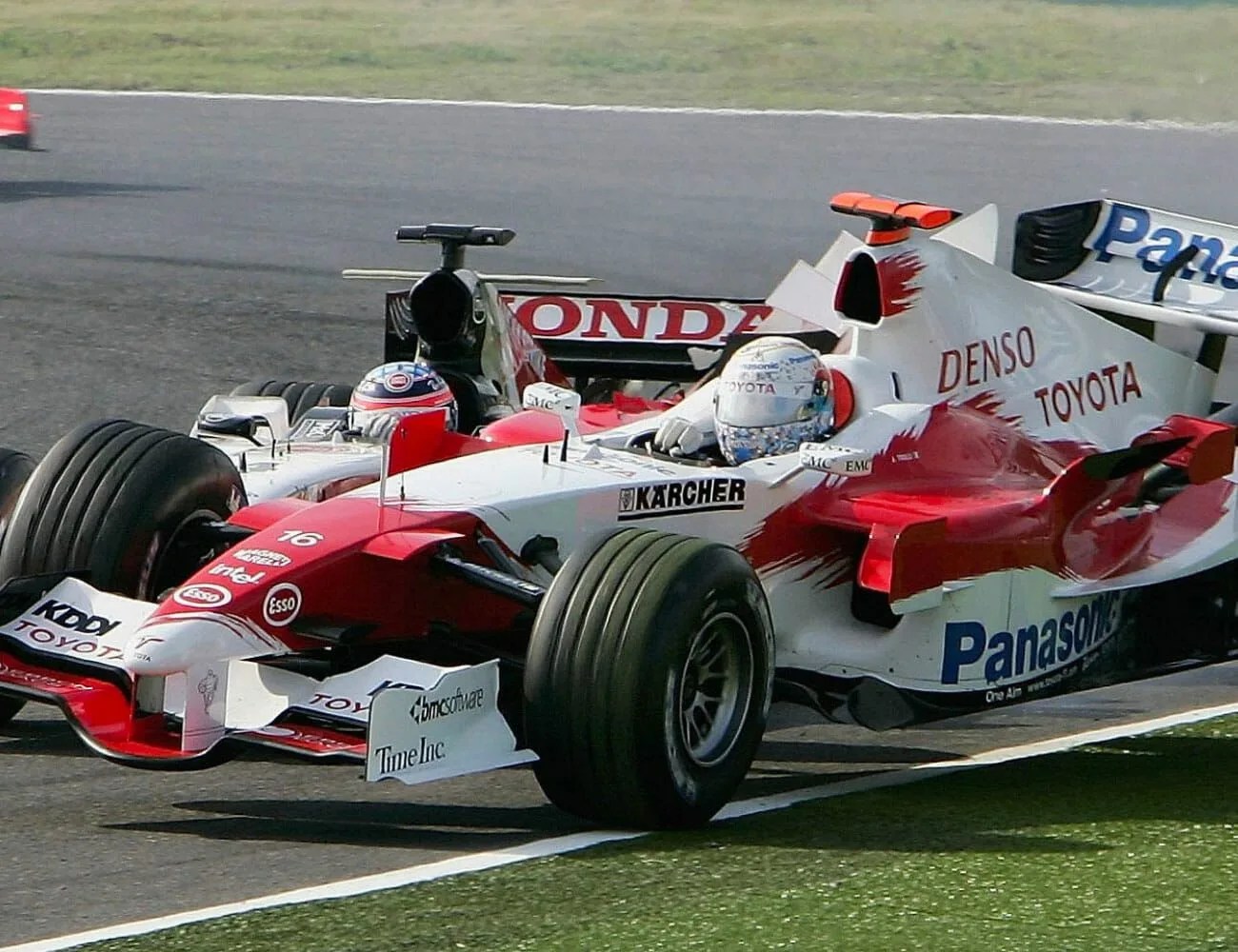 6-Incredible-Formula-1-Races-gear-patrol-2005-Japanese-Grand-Prix