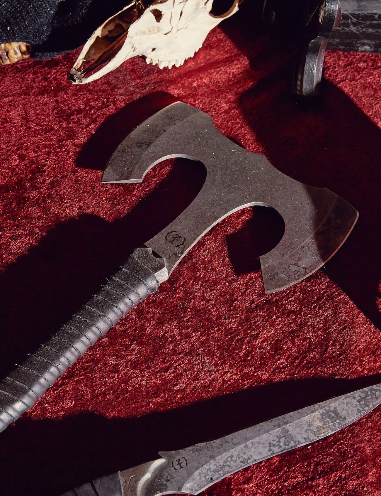 Zombie-Tools-M2W-Gear-Patrol-Axe-Ambiance