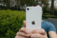 iPhone-SE-Hands-On-Gear-Patrol-Lead-Full