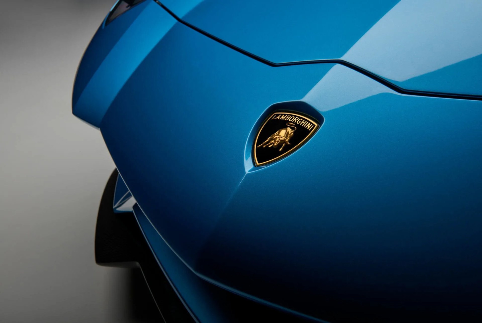 Lamborghini-Logo-Gear-Patrol-Lead-Full