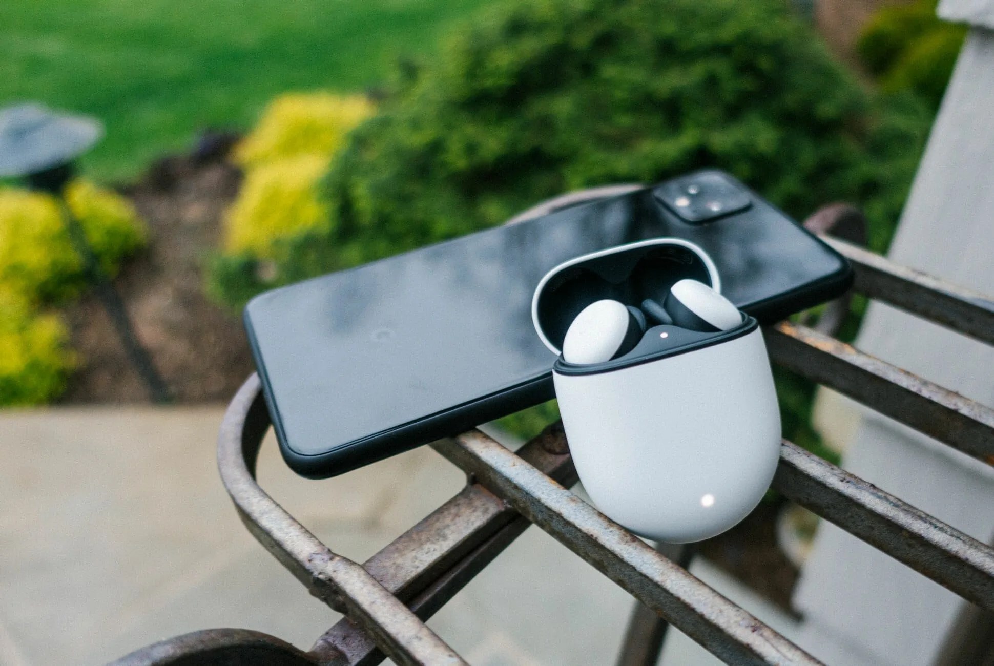 Pixel-Buds-Gear-Patrol-Lead-Full