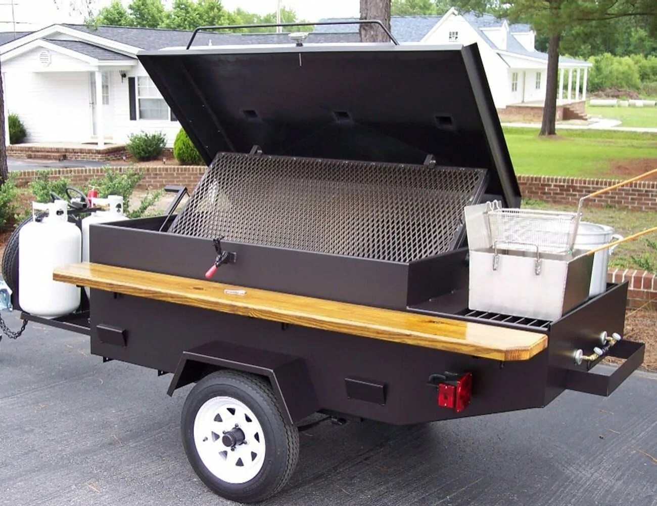 Pitmaster-Essentials-Gear-Patrol-Samuel-Jones-Pit