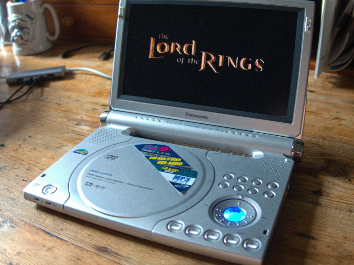 パナソニック　ポータブルDVDプレイヤー　DVD-LA95 Panasonic DVD-LA95 Portable DVD/CD/DVD-Audio player with 9