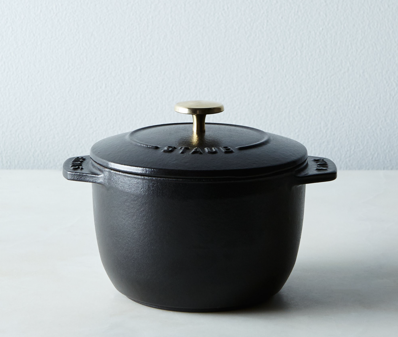 A black French oven stovetop rice cooker