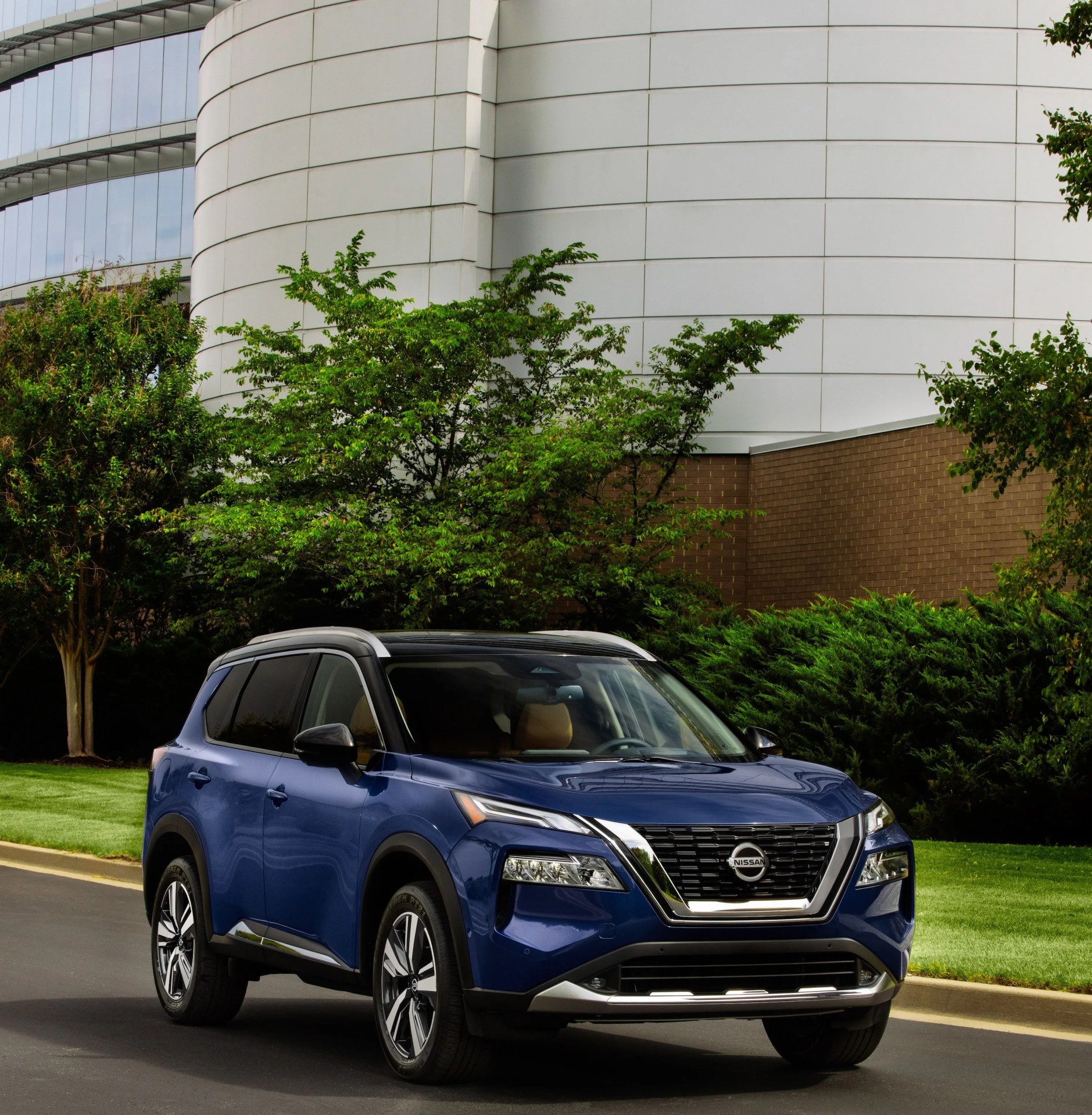 Tire, Wheel, Daytime, Vehicle, Infrastructure, Car, Glass, Automotive lighting, Headlamp, Grille, 