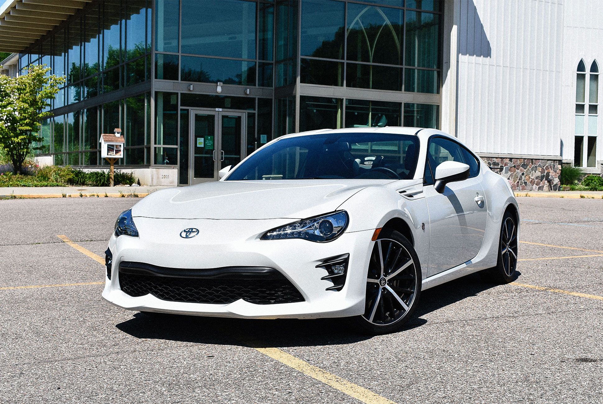 toyota 86 white sportscar