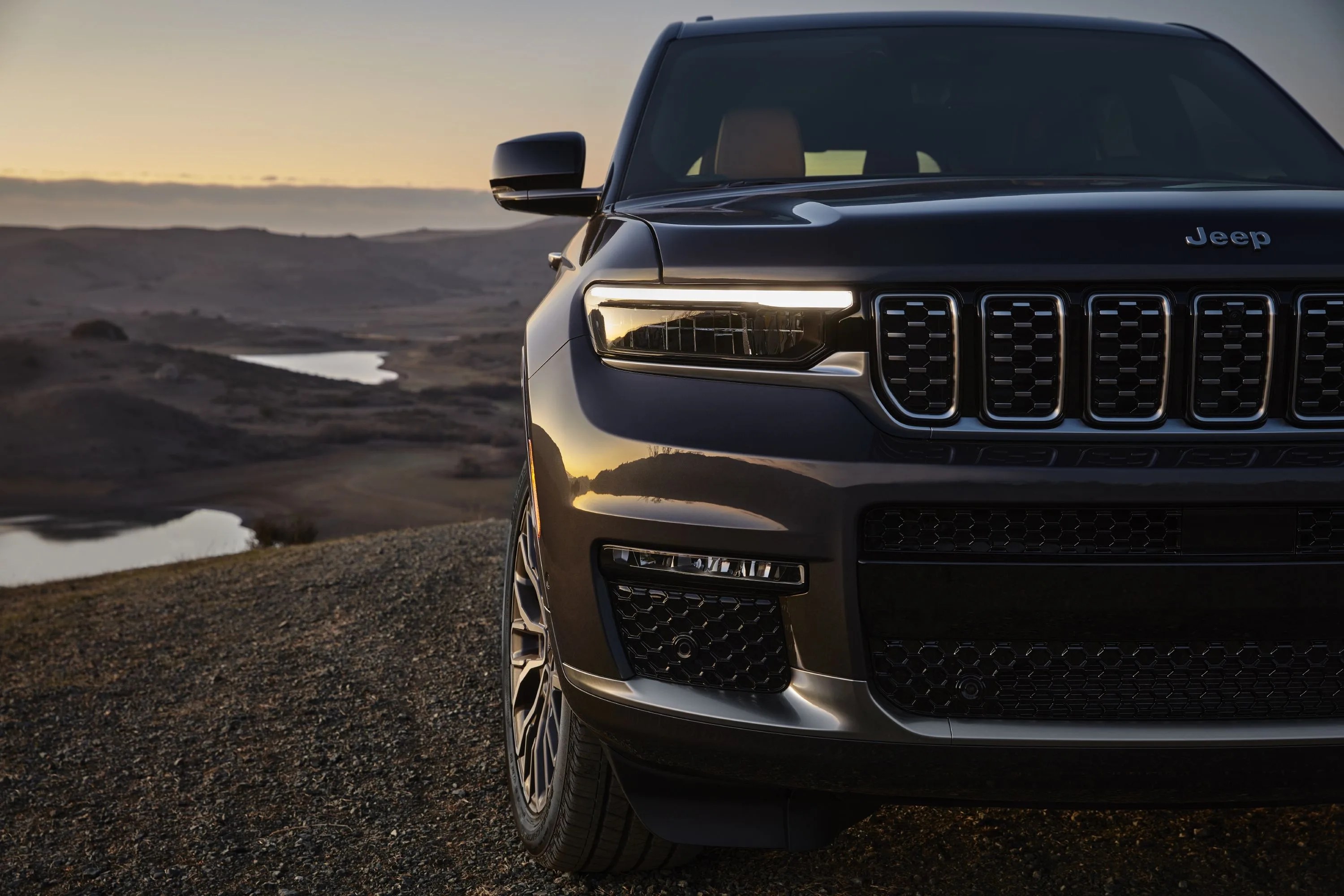 all new 2021 jeep® grand cherokee l summit reserve features all new ultra slim headlamps set into gloss black bezels, along with slim horizontal fog lamps