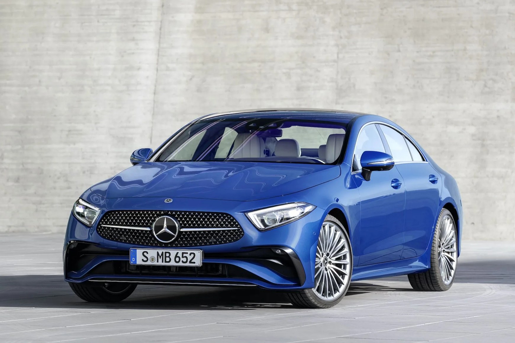 mercedes benz cls coup&eacute; exterieur spektralblau metallic, amg line interieur designo nappaleder exclusiv in tiefwei&szlig;schwarz, holz hochgl&auml;nzend grau, amg line, designo lenkrad zweifarbig in leder nappa  mercedes benz cls coup&eacute; exterior spectral blue metallic, amg line interior designo nappa leather exclusive in deep whiteblack, high gloss grey wood trim, amg line, designo two tone steering wheel in nappa leather