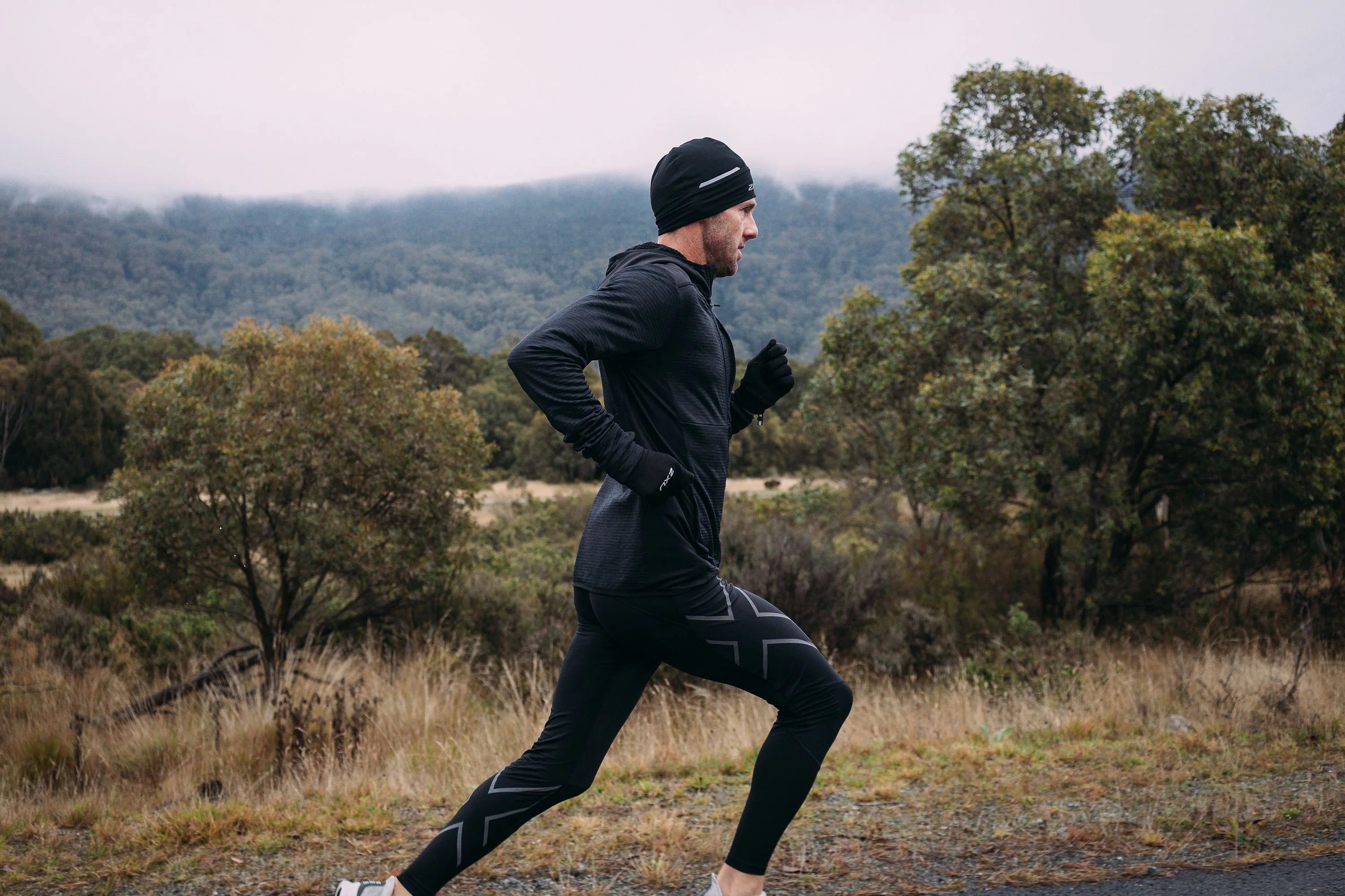 man jogging wearing 2xu gear