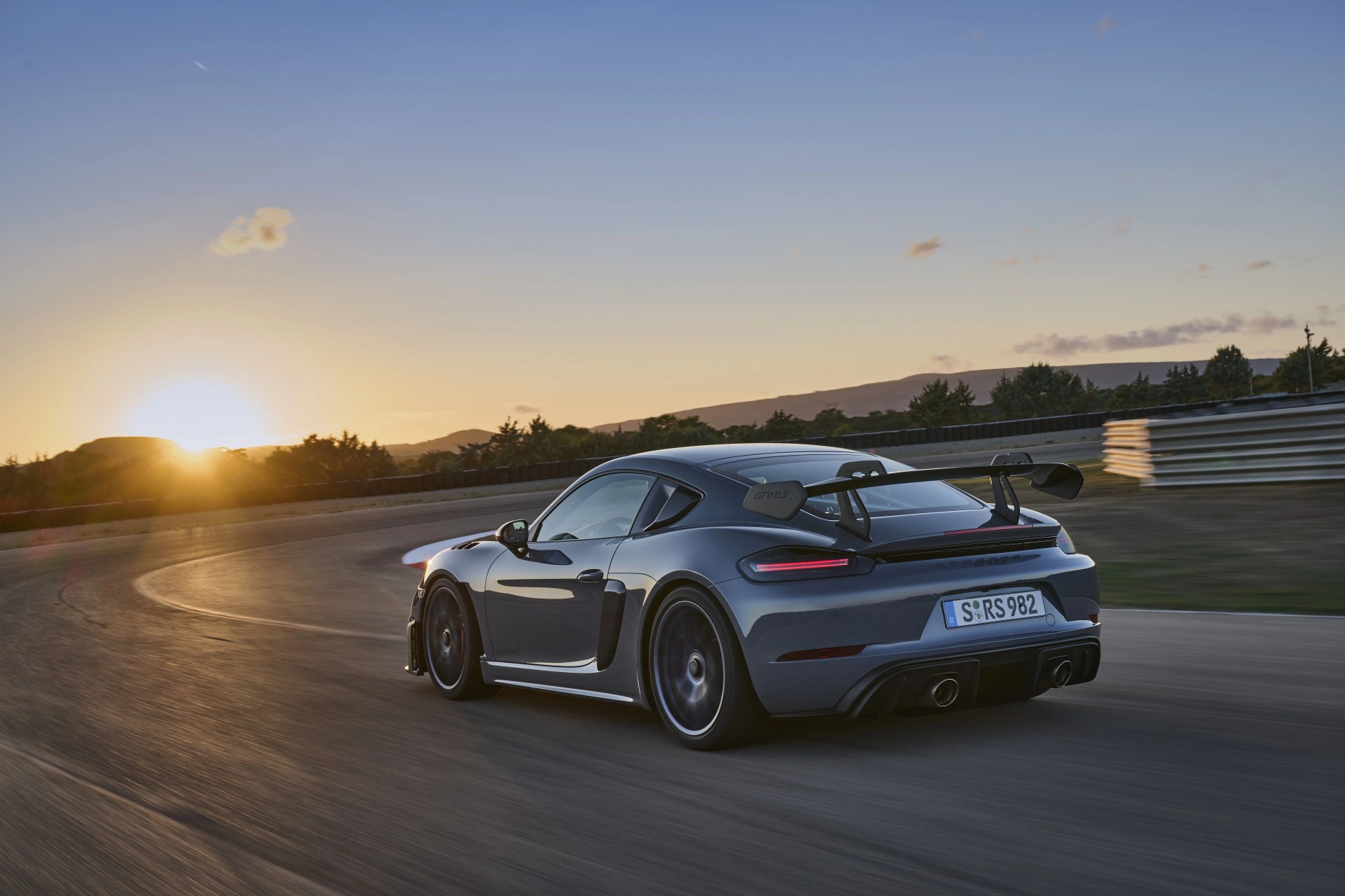 porsche cayman gt4 rs