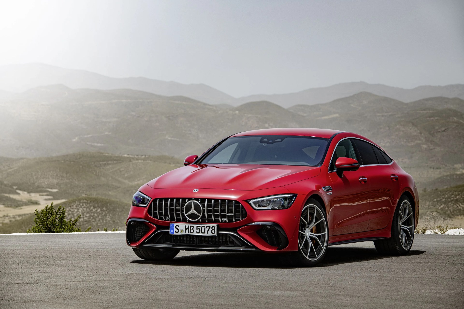 mercedes amg gt 63 s e performance 4matic kraftstoffverbrauch gewichtet, kombiniert wltp 8,6 l100 km co2 emissionen gewichtet, kombiniert 196 gkm stromverbrauch gewichtet 10,3 kwh100 km exterieur jupiterrot, amg carbon paket exterieur, 53,3 cm 21" amg schmiederäder im 5 doppelspeichen design, amg keramik hochleistungs verbundbremsanlage interieur leder exklusiv nappa schwarz, performance lenkrad in leder nappa mit lenkradtasten, amg performance sitze, amg zierlemente carbon mercedes amg gt 63 s e performance 4matic weighted, combined fuel consumption wltp 86 l100 km weighted, combined co2 emissions 196 gkm weighted electrical consumption 103 kwh100 km exterior jupiter red, amg exterior carbon package, 533 cm 21 inch amg 5 twin spoke forged wheels, amg high performance ceramic composite braking system interior exclusive leather nappa black , steering wheel in nappa leather black with steering wheel buttons, amg performance seats, amg carbon fibre trim