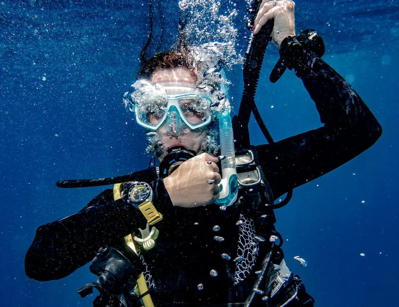SCUBA-Diving-in-the-Aquadive-gear-patrol-ambience-3