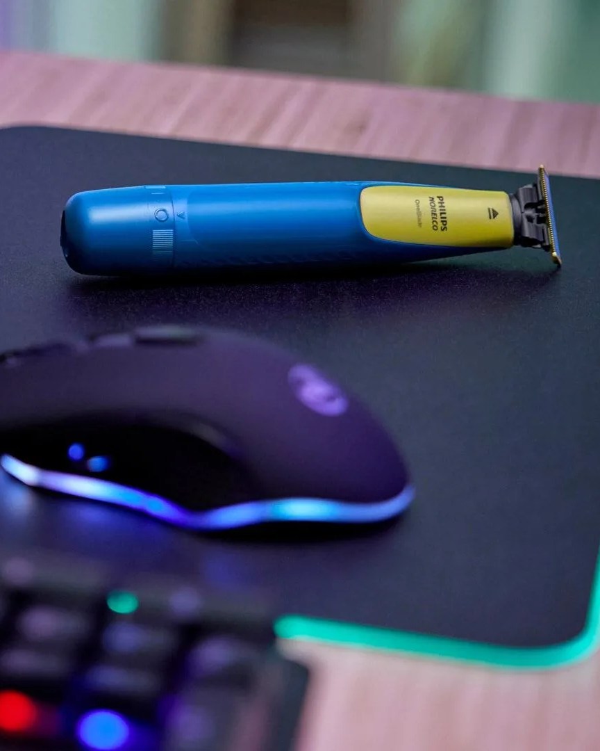 razor laying on mousepad next to a keyboard and mouse