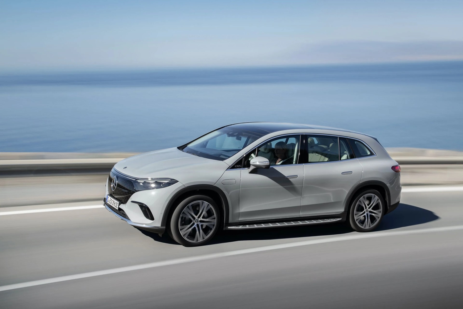 mercedes benz eqs suv