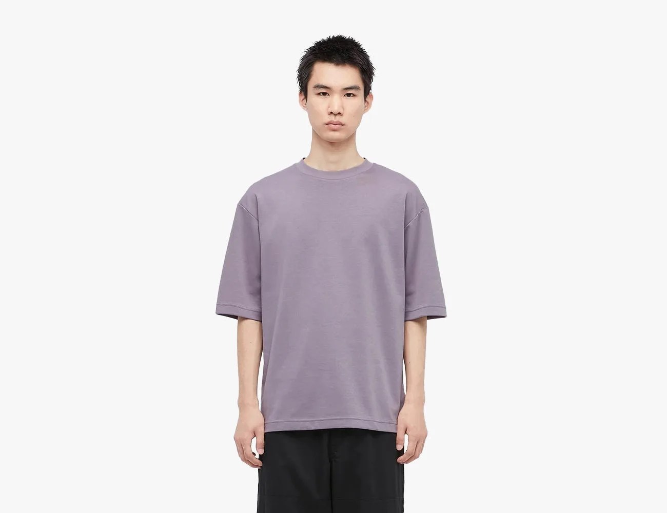 Man wearing Uniqlo U AIRism Cotton Oversized Crew Neck T-Shirt