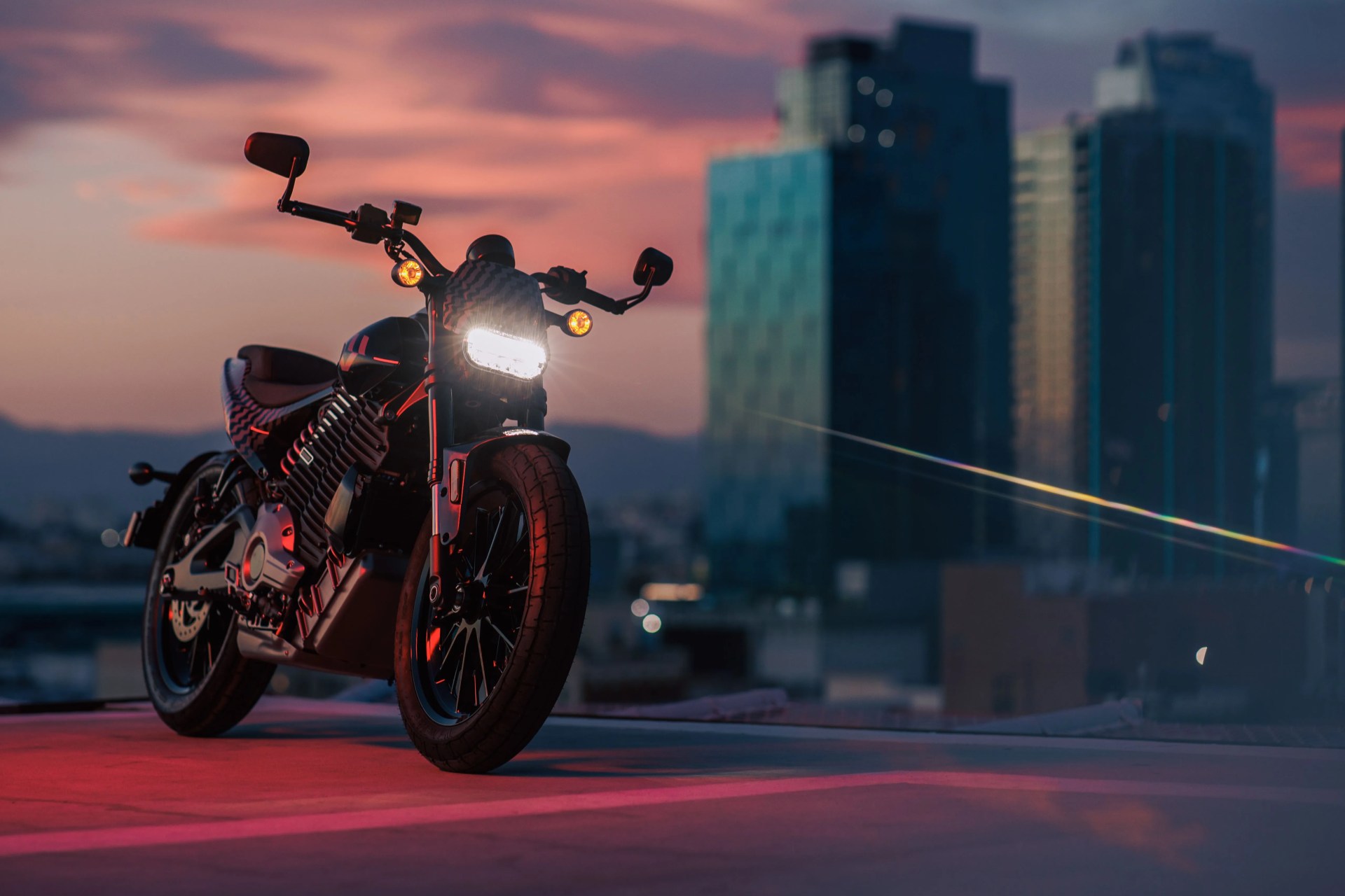 livewire s2 del mar electric motorcycle parked with city skyline in background