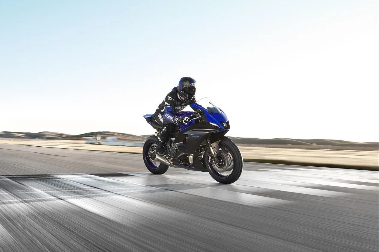 person riding a yamaha yzf r7 motorcycle